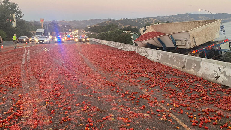 Αυτοκινητόδρομος στην Καλιφόρνια καλύφθηκε από 150.000 ντομάτες – Προκλήθηκαν ατυχήματα